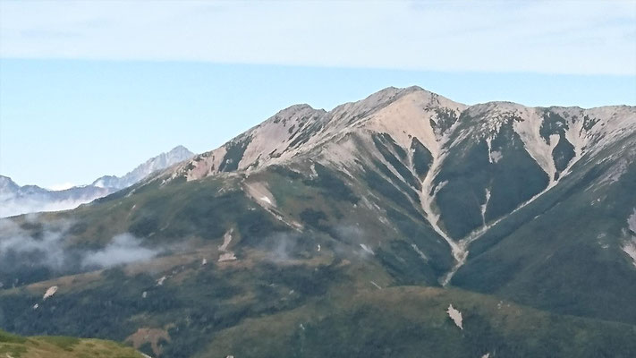 薬師岳の左にちょこっと剱岳(2,999m)
