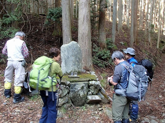 梨の木大神の石碑のある分岐点です