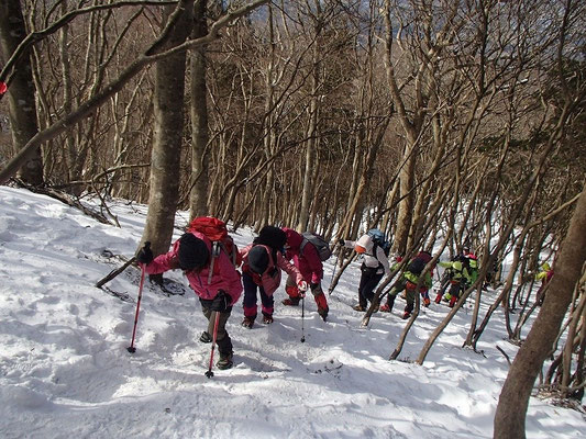 硬く滑りやすい雪なので、アイゼンを付けて登ります