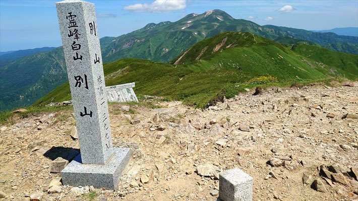 別山山頂の標識、三角点、神社祠と白山を入れて撮りました