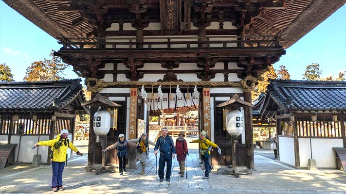 3/14 沙沙貴神社山門にて