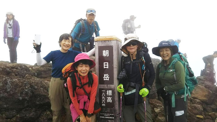 朝日岳山頂。残念ながらガスの中でした。
