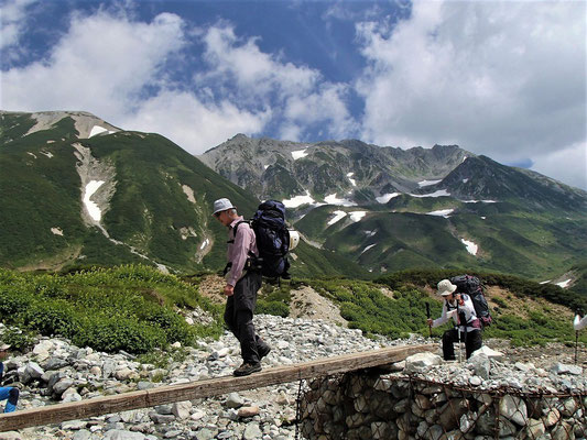 称名川を渡渉し別山乗越へ向かいます。