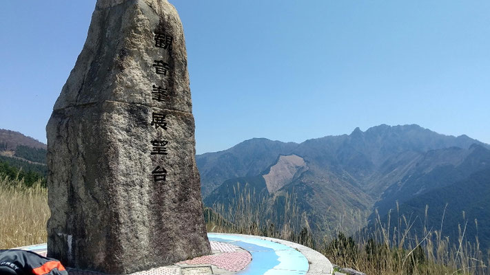 二日目の観音峰はあまり展望がなかったが、そこから下った展望台から稲村ヶ岳や稜線が見渡せた