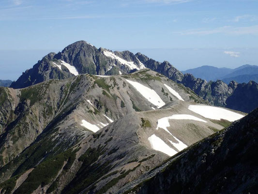 雄山山頂にて　手前から、真砂岳・別山・剱岳