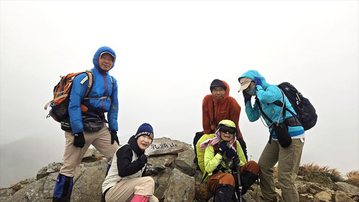 10/10乳頭山  乳頭山(1478ｍ)山頂にて。ガスってしまった