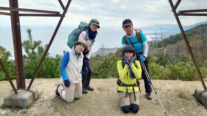 見張山山頂から少し下ると鉄塔がある。ここは景色抜群だが、見張山山頂ではない。
