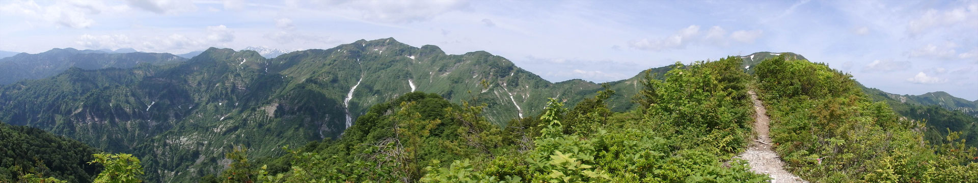 アカモノの頂き付近から、右、大笠山。左、笈ケ岳。 その左に小さく白山。