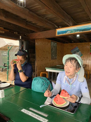 やっと合戦小屋、お楽しみのスイカ、元気復活、あと少し頑張ろう