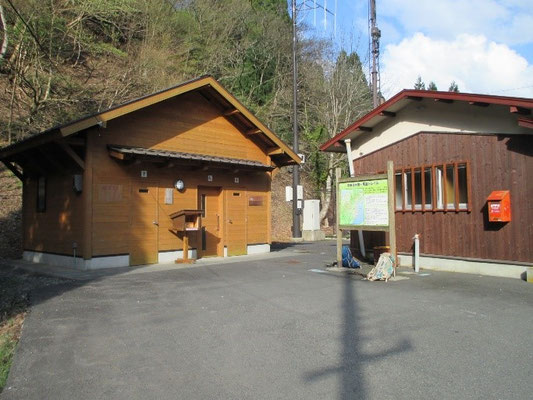 木地山バス停の綺麗なトイレ(左)ちなみにこのスペースは駐車禁止