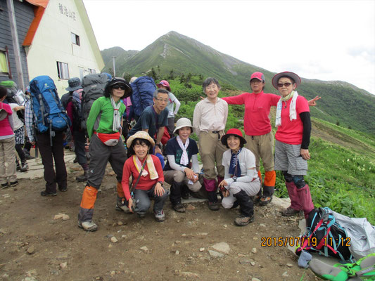 種池山荘前で爺が岳をバックに