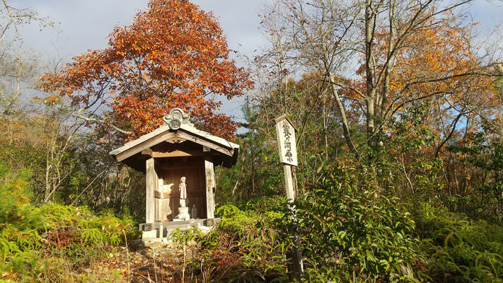 開けた登山道の賽の河原