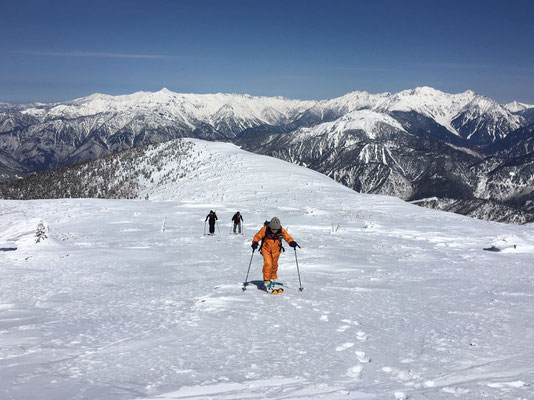 焼岳、穂高連峰を背に　あと少しで猫岳山頂です。