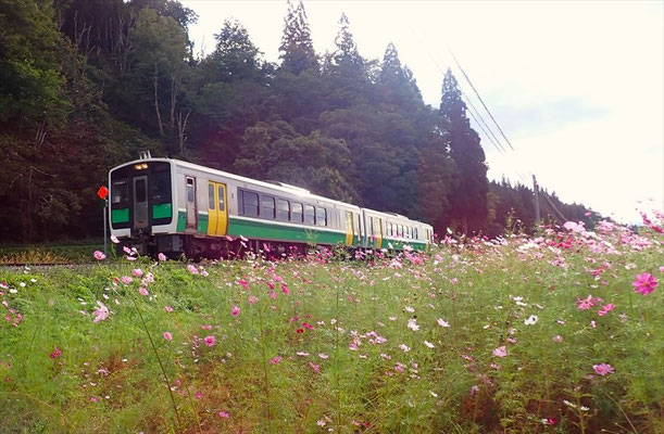 10/4  会津越川駅で只見線を走る電車を撮る