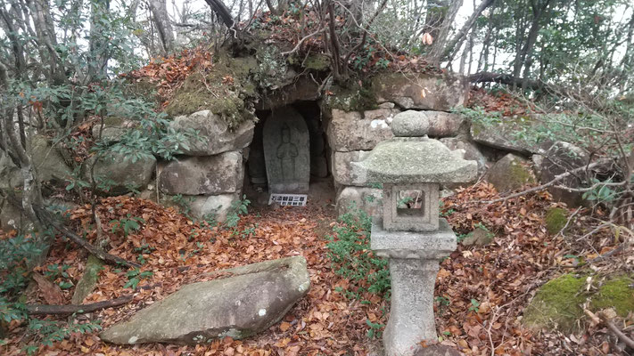 岳山山頂の観音三尊像