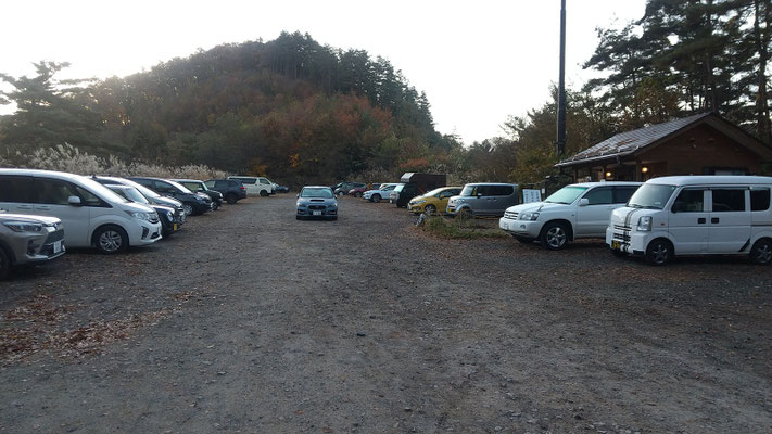 丹波山村駐車場、平日だが20台ほど駐車していた