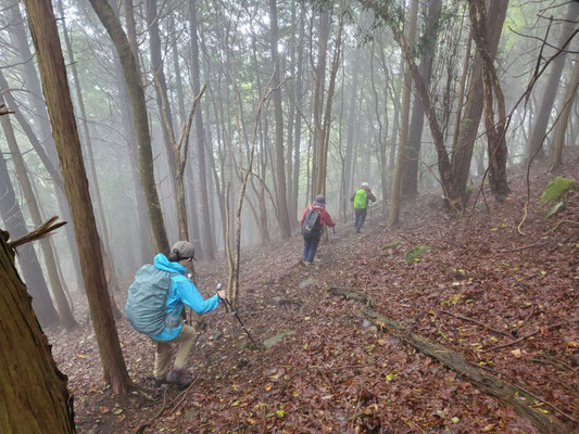 急斜面を注意しながら下る