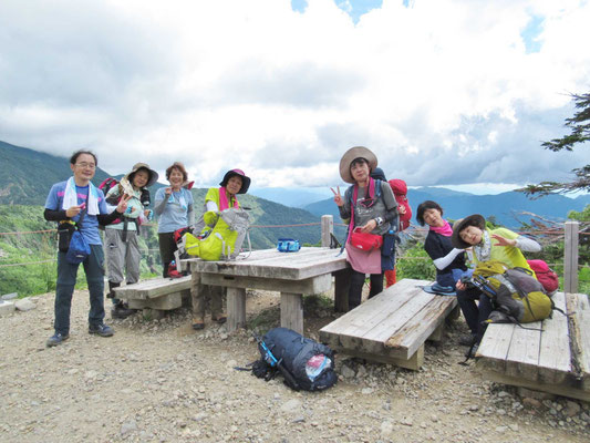 甚之助避難小屋前で休憩です