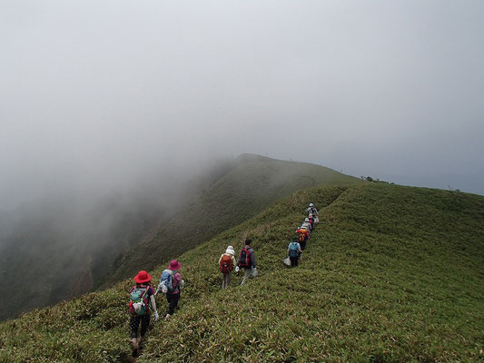 半分ガスに覆われた山頂付近の尾根を下山します