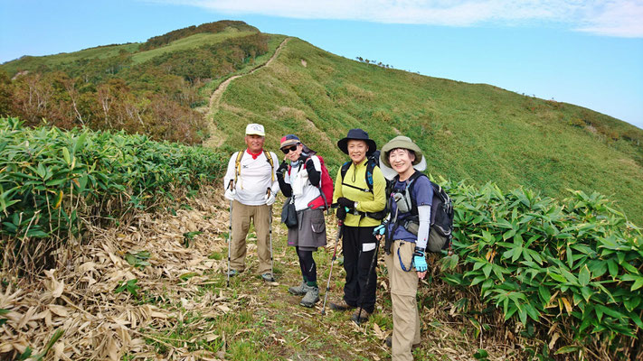 山頂をバックに６合目にて、広い登山道です