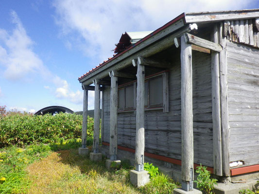 加賀甲山頂にたつ大日山避難小屋