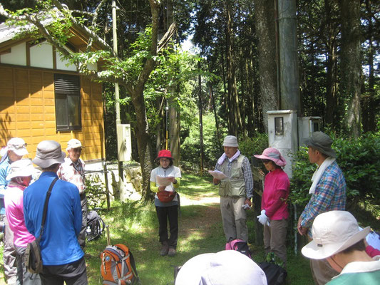 14閉会式の中で清掃登山の意義を確認しました