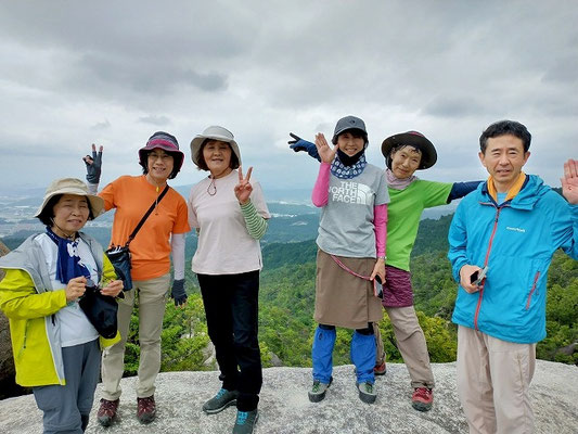 天狗岩の周りをきれいにして天狗岩へ。