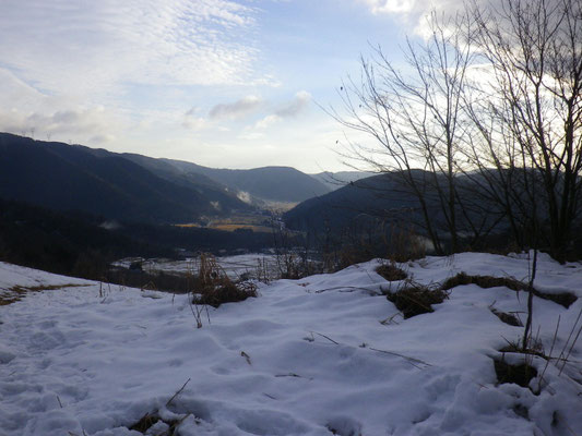 ゲレンデ上部から。雪が少ない。