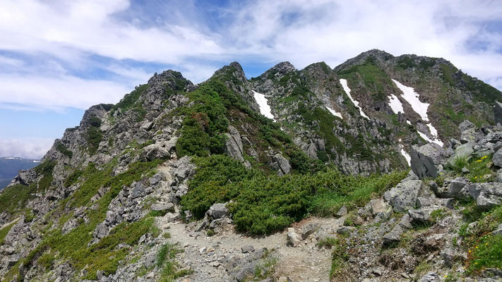 鷲羽岳から2時間歩いて水晶小屋へ。岩峰が連なる水晶岳