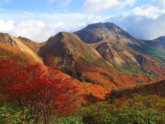 隠居倉へと続く熊見曽根からの景色です。(高いのが茶臼岳)