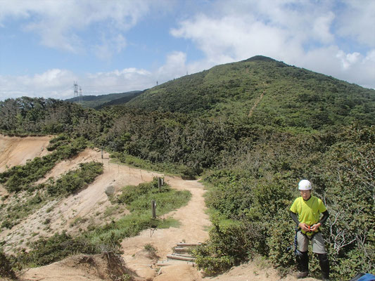奥に見えるのが赤坂山