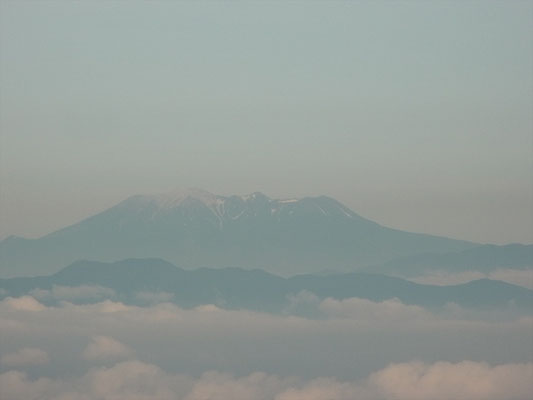 御嶽(山頂付近は火山灰で白いのか？)アップ