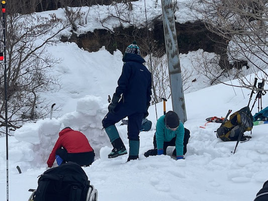 イグルーづくりへ必死のブロックの切り出し