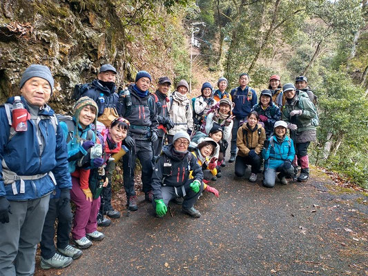 表参道登山口手前の東海自然歩道で、ハイキング部御一行様と出会うことができました。