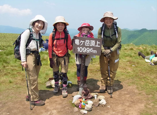 竜ケ岳(1,088.6m)山頂にて