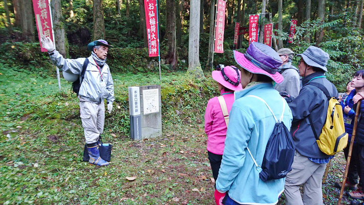 ガイドさんの説明を熱心に聞き入ります