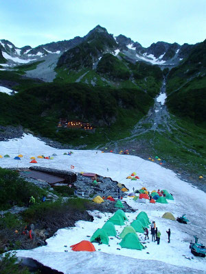 早朝の涸沢、この日目指す、北穂高山頂が見えています
