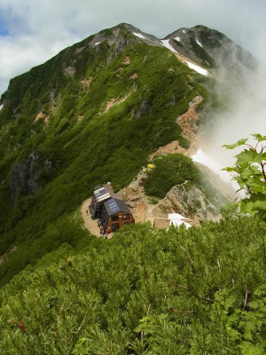 蓮華岳の登りから針ノ木小屋と後ろに針ノ木岳