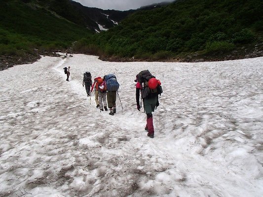 涸沢の手前で、雪渓歩き