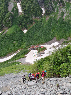急なガレ場登りが続きます