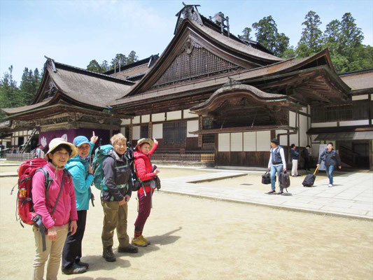 金剛峰寺をバックに