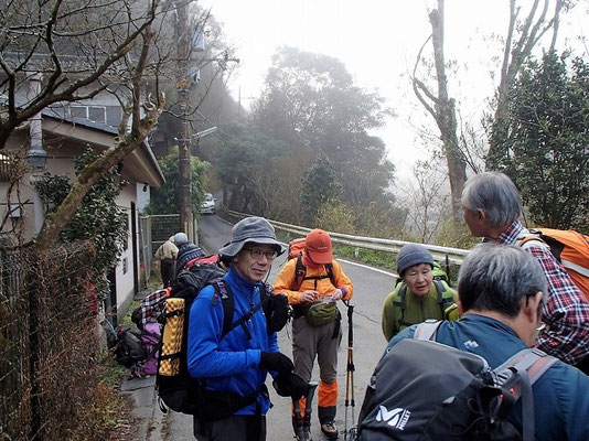 清滝バス停付近のここから登山開始