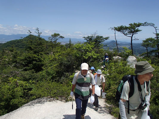 06尾根に出てくると視界は抜群