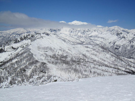 野伏ケ岳山頂から薙刀山と白山