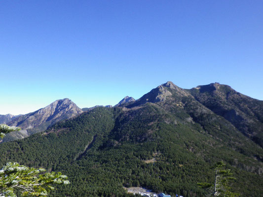 編笠山から権現岳方面、左に阿弥陀岳、後ろに赤岳