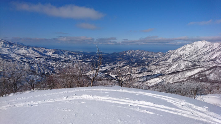 山頂から日本海 右の山は鉾ケ岳、権現山