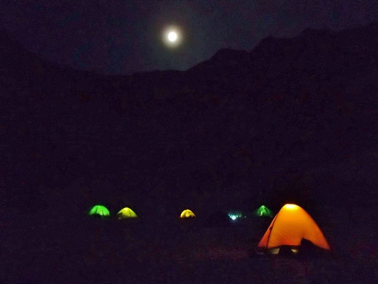 優雅に見えてますが、この夜は、テントが飛ばされるような風でした