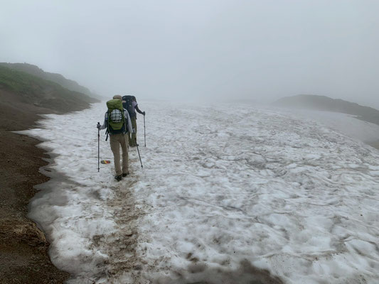 7月初旬は登山道にも雪があった