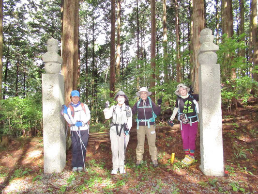 左、144町石 右、一里石