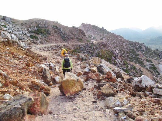 登山道脇には蒸気が、たち登るところも。地面が熱い。